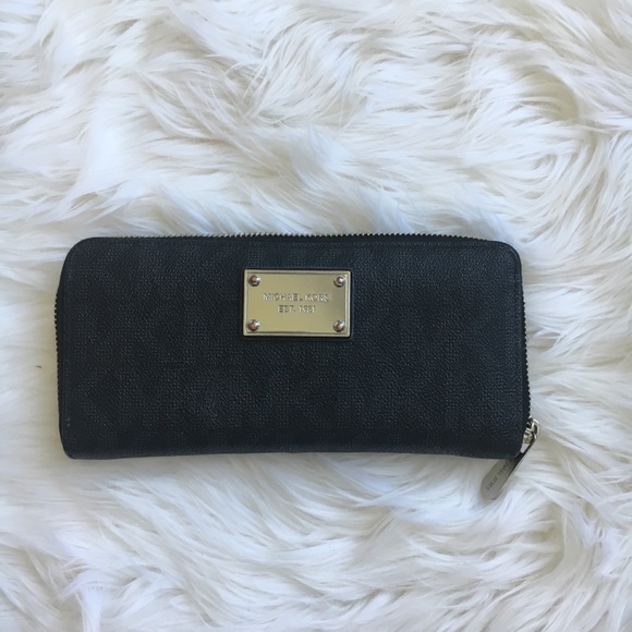 $178 Retail Michael Kors wallet - Picture 3 of 5